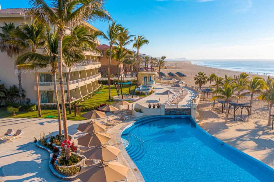Barceló Gran Faro Los Cabos — alberca frente a la playa en el Mar de Cortés