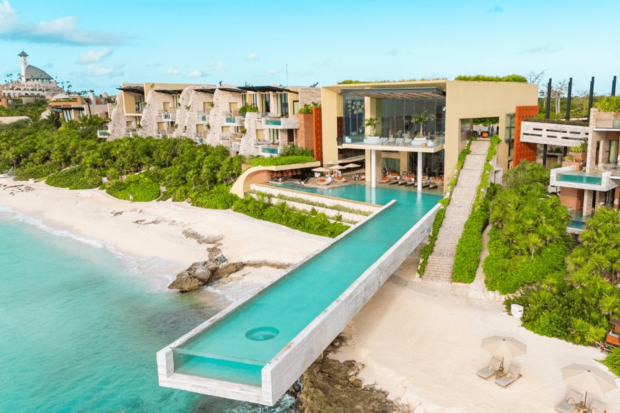 La Casa de la Playa — alberca infinita voladiza sobre la playa, boutique solo adultos