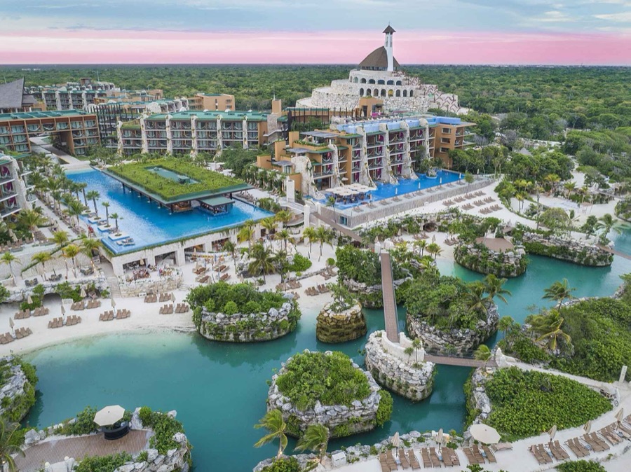 Hotel Xcaret México — vista aérea del resort All Fun Inclusive con calas y ríos